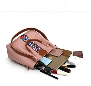Intérieur du cabas en cuir rose montrant sa grande capacité pour iPad et cosmétiques