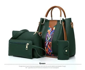 Détail d'un ensemble de 4 sacs vert foncé avec sangle géométrique et métal doré