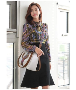 Détail d'un grand sac fourre-tout crème avec rayures tissées et chemisier chic à paisley
