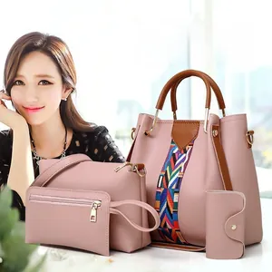 Vue détaillée d'un ensemble de quatre sacs en similicuir rose avec rayures décoratives