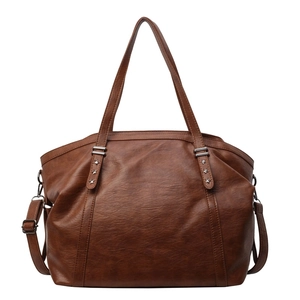 Sac fourre-tout marron en similicuir avec rivets en étoile et bandoulière réglable chic