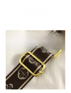 Détail de la bandoulière réglable en tissu marron avec boucle en métal doré
