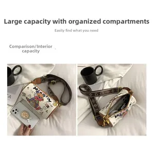 Détail du sac cylindrique montrant la grande capacité intérieure et la fermeture éclair