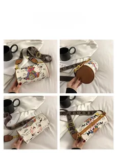 Détails du sac seau cylindrique avec imprimés graffiti colorés et large bandoulière marron