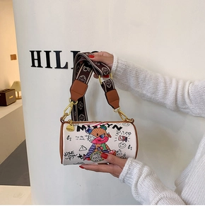Détail du sac cylindre stylé avec graffitis d'ours colorés et large bandoulière tissée