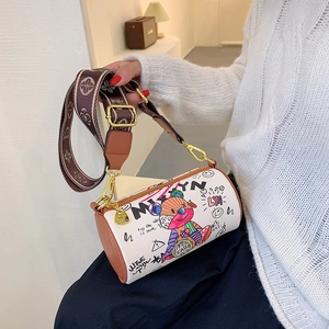 Sac cylindre blanc chic avec graffiti d'ours coloré et large bandoulière jacquard