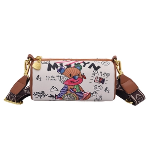 Sac cylindrique élégant avec graffitis d'ours colorés et bandoulière tissée sur fond blanc