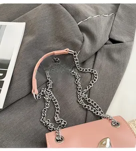 Vue détaillée de la bandoulière en chaîne cuir réglable du mini sac rose mode