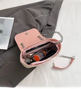 Vue intérieure montrant l'espace de rangement pour cosmétiques dans un sac à chaîne