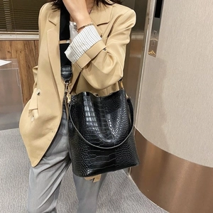 Klassische schwarze Beuteltasche mit Krokoprägung, Golddetails und breitem Schultergurt