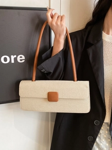 Nahaufnahme der gewebten Canvas-Umhängetasche mit braunem Leder und Vintage-Schnalle