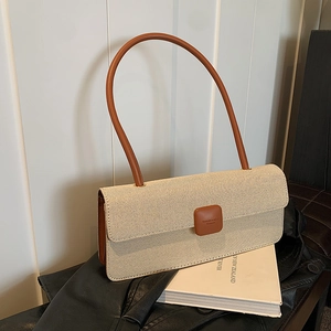 Nahaufnahme der Kontrastnaht-Handtasche mit Segeltuch-Textur und Lederriemen-Details