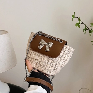 Sac seau en paille tressée avec rabat en cuir marron et détail de nœud argenté