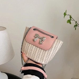 Mini sac bandoulière en paille et cuir rose avec boucle nœud pour plage de vacances