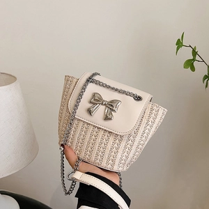 Mini sac bandoulière tissé avec nœud en argent et bandoulière chaîne en blanc cassé