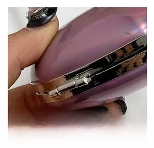Vue détaillée de la pochette violette rigide avec charnière argentée et fini brillant