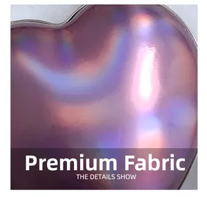 Vue macro du tissu irisé en forme de cœur du sac montrant des textures métalliques violettes