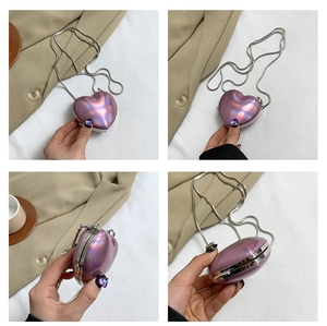 Détail du sac à bandoulière en forme de cœur violet métallisé avec chaîne argentée