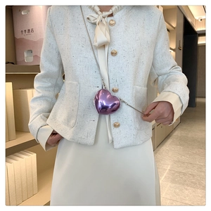 Vue détaillée du mini sac cœur violet métallisé avec bandoulière chaîne sur le mannequin