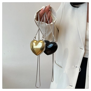 Mini sac à bandoulière en forme de cœur, finitions doré et noir avec chaîne serpent