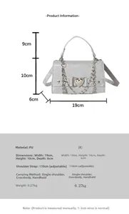 Détail du sac argenté en PU avec boucle cœur, chaîne et dimensions 19x10x6cm