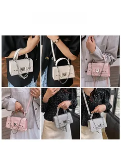 Mini sac carré chic en plusieurs couleurs montrant des options de style polyvalentes