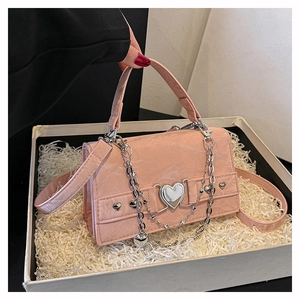 Mini sac en cuir verni rose avec boucle coeur argentée et détail de chaîne en métal
