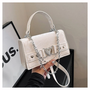 Détail du mini sac carré blanc texture marbre avec boucle coeur argent et bandoulière chaîne