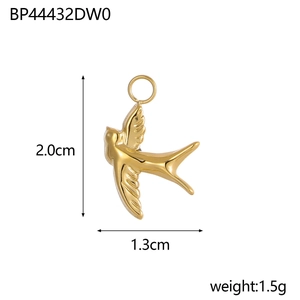 Pendentif hirondelle en acier inoxydable doré avec détails de plumes et dimensions