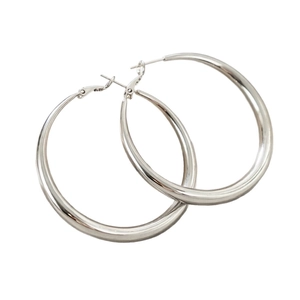 Créoles minimalistes en argent S925 avec finition polie et design rond classique