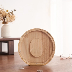 Detalle de hucha redonda de madera con vetas naturales y tornillos de acero inoxidable