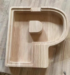 Vista detallada de una hucha de madera en forma de P con veta natural y bordes redondeados
