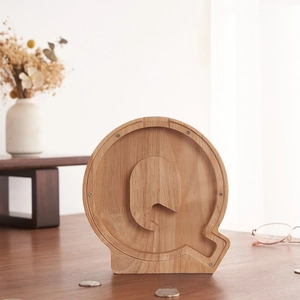 Primer plano de hucha de madera en forma de Q con panel acrílico y tornillos de metal