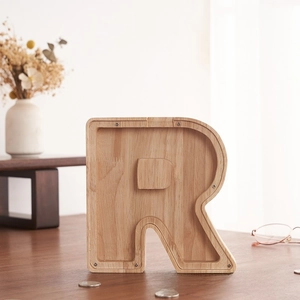 Detalle de hucha de madera letra R con panel de acrílico transparente y tornillos