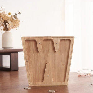 Detalle de hucha de madera en forma de W con tapa de acrílico y tornillos de fijación