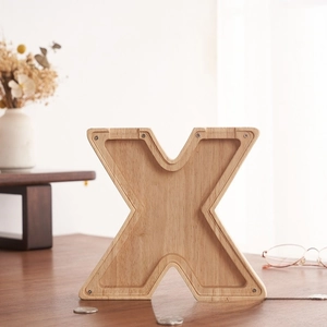 Detalle de hucha de madera en forma de X con panel acrílico transparente y tornillos