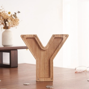 Detalle de la hucha de madera en forma de Y con panel acrílico y grano de madera natural