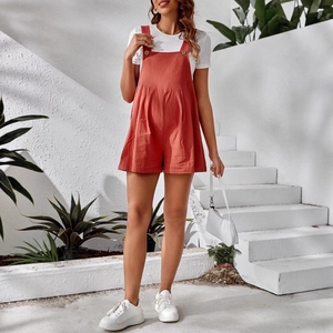 Salopette da donna terracotta con maglietta bianca e bottoni in legno naturali