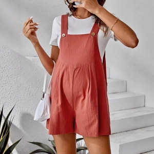 Set premaman composto da salopette in cotone lino rosso mattone e t-shirt bianca