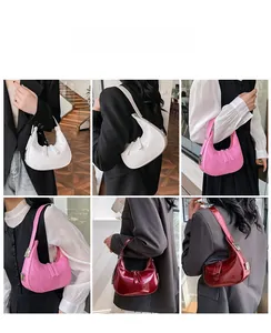 Detail van de glanzende lakleren hobo-tas getoond in wit, roze en bordeauxrood