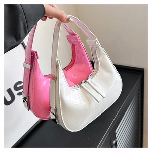 Detailopname van witte en roze hobo-tassen van glanzend lakleer met zilveren ritsdetails