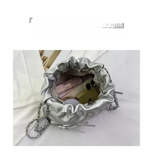 Dettaglio della borsa a secchiello argento con grande capacità per oggetti di uso comune
