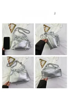 Vista multi-angolo della borsa a secchiello argento con fiocchi e tracolla a catena