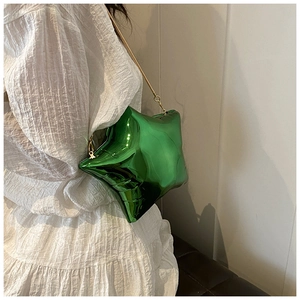 Dettaglio borsa a stella verde fluo con elegante tracolla a catena dorata