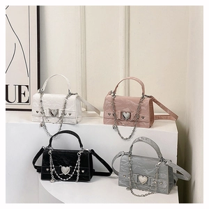 Sac Bandoulière Femme En PU Cuir Texture Plissée Boucle Coeur Métal Chaîne Sac À Main Style Sweet Cool