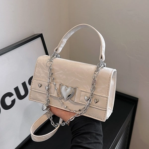 Mini sac bandoulière crème texturé avec fermoir cœur argenté et bandoulière chaîne