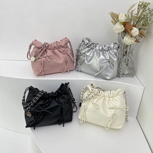 Borsa A Secchiello Da Donna In Pelle PU Con Decorazione Fiocco Borsa A Spalla Plissettata Nuvola Tracolla