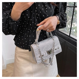 Mini sac carré argenté en cuir froissé avec boucle cœur en métal et chaîne