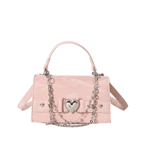 Sac à bandoulière rose Y2K avec texture froissée brillante et boucle cœur en métal