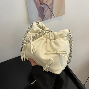 Borsa a secchiello bianco crema con coulisse, fiocco in pelle e catena